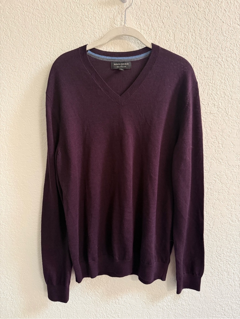 Banana Republic Men's V-Neck Sweater - Plum
